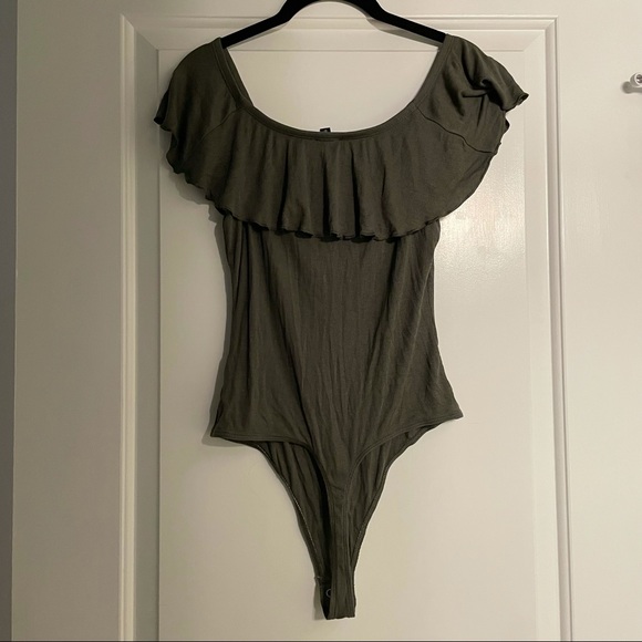 NWT Express Ribbed Olive Green Ruffle Off-the-Shoulder Bodysuit size Medium - Picture 5 of 6